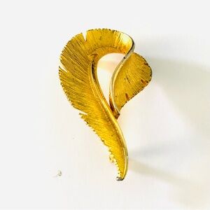 Vintage Sarah Coventry Signed Gold tone Feather Brooch/Pin.